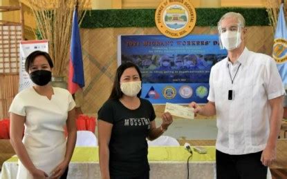 overseas workers welfare administration bacolod photos|35 displaced OFWs from NegOcc receive aid from gov’t.